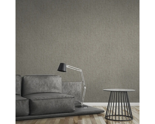 Salon avec canapé, lampadaire, table d''appoint et papier peint textile brun