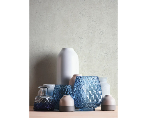 Divers vases en verre et en céramique dans une décoration de pièce