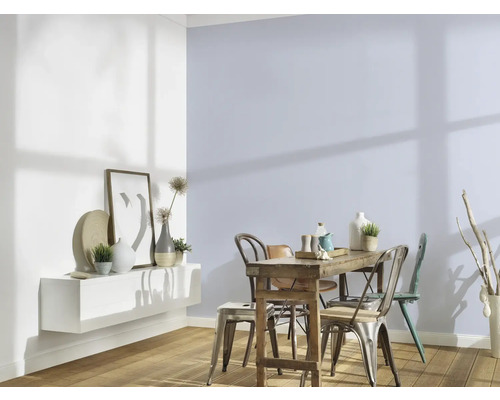 Esszimmer mit Holztisch, Stühlen und Wandregal in hellem und freundlichem Design.