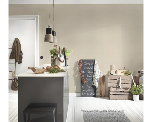 Helle Küche mit Kücheninsel, Tafel und Holzkisten