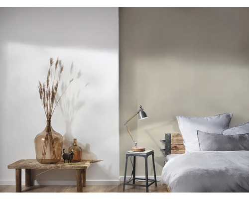 Gemütliches Schlafzimmer mit Dekorationen, Lampe und Bett