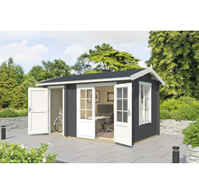 Gartenhaus mit geöffneten Türen und Fenstern im Garten