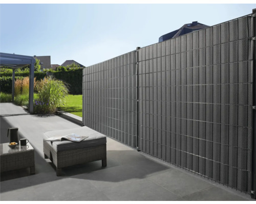 Clôture de confidentialité en plastique dans le jardin