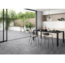 Modernes Esszimmer mit Terrassenzugang, grauen Bodenfliesen und schwarzem Esstisch mit Stühlen