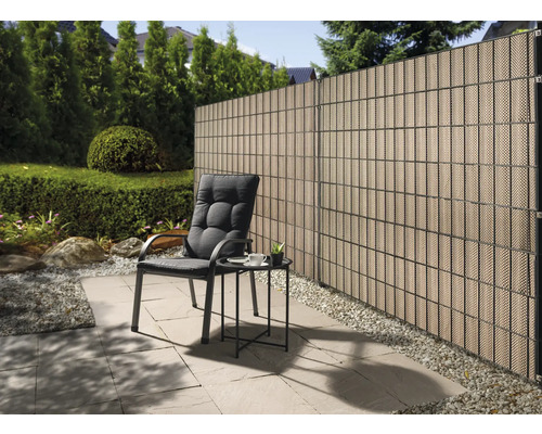 Brise-vue en plastique avec coin salon dans le jardin