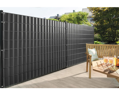 Garten mit blickdichtem Zaun aus Kunststoff und Sitzgruppe