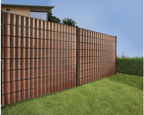 Gartenzaun aus Holz und Metall zur Grundstücksbegrenzung