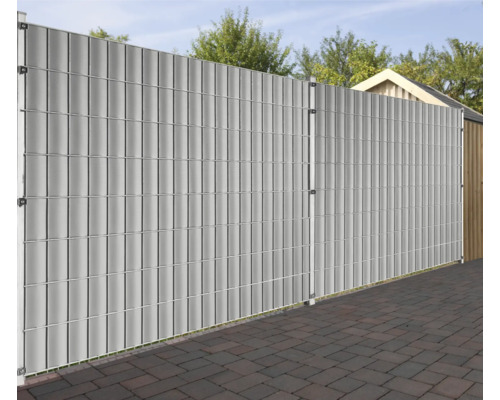 Sichtschutzzaun aus Metall und Kunststoff im Garten