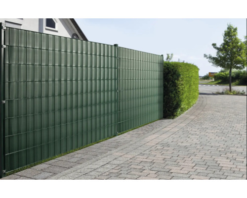 Clôture en treillis métallique double en tant que limite de propriété