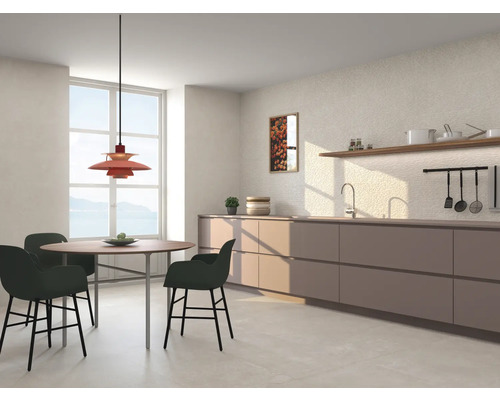 Helle Küche mit Esstisch, Stühlen, Küchenzeile und Pendelleuchte