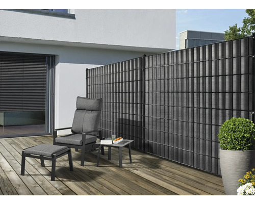 Clôture d''intimité avec mobilier de jardin sur une terrasse