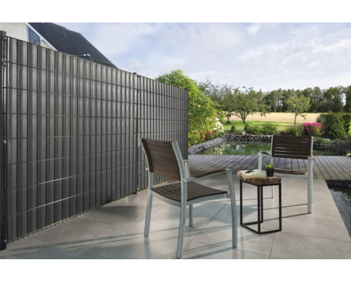 Garten Szene mit Sichtschutzzaun, Stühlen und Teich