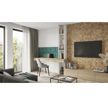 Salon avec bureau, chaise, étagère et télévision au mur avec revêtement en bois.