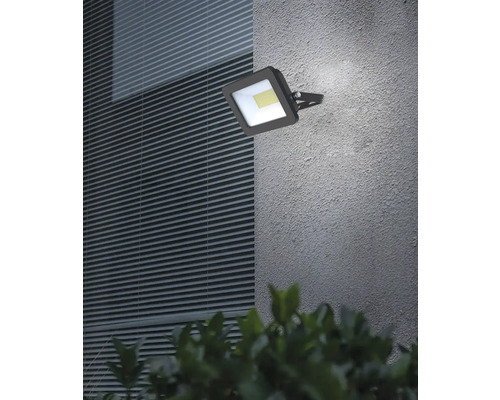 Projecteur LED d''extérieur carré monté sur un mur de maison.