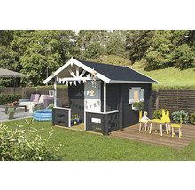 Spielhaus aus Holz im Garten mit Kindermöbeln