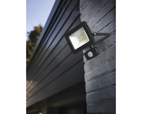 LED-Aussenstrahler mit Bewegungsmelder an einer Wand