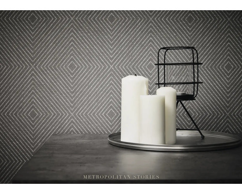 Dekorative Anordnung mit Kerzen, Kerzenständer und gemusterter Tapete