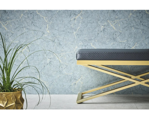 Scène décorative avec banc, plante et papier peint à motifs