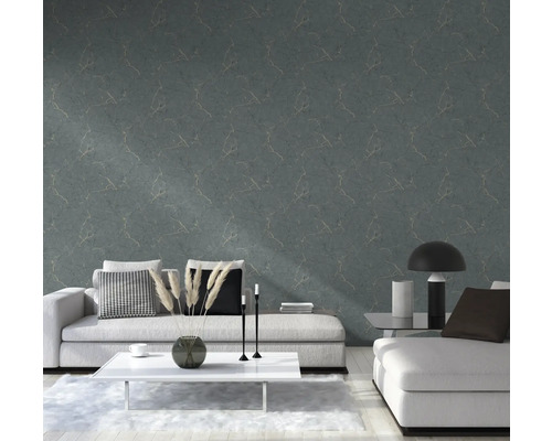 Salon avec papier peint en marbre gris et meubles modernes