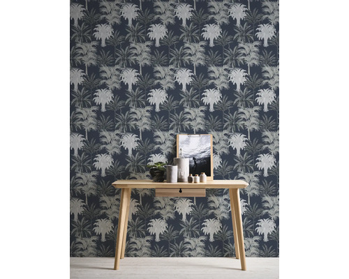 Aménagement d''une pièce avec un papier peint à motif de palmiers derrière une table en bois