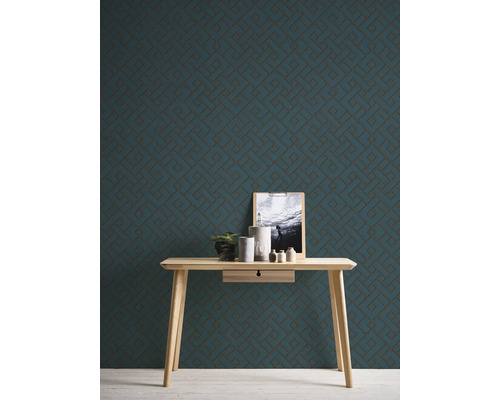 Papier peint bleu-vert à motif géométrique dans une pièce avec une table en bois