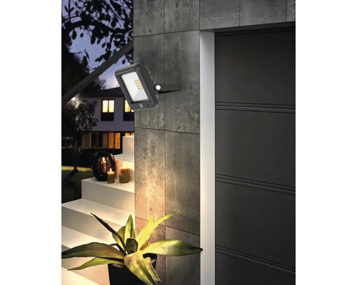 Photo extérieure avec projecteur LED sur un mur de maison