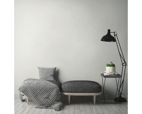 Innenraum mit Sitzmöbeln, Stehlampe und Pflanze