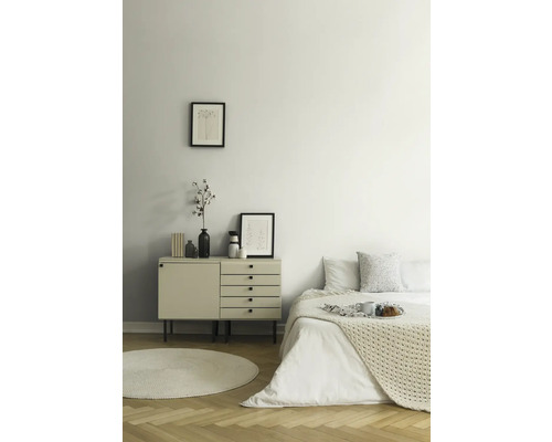 Schlafzimmer mit Kommode, Bett und Teppich auf Parkettboden