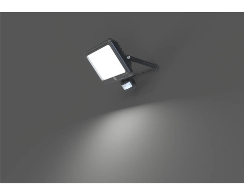 Projecteur d''extérieur à LED avec détecteur de mouvement sur un mur
