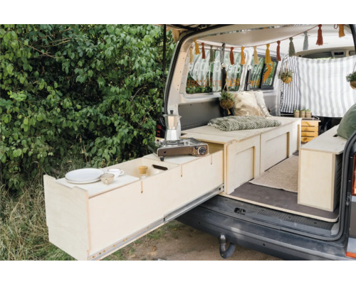 Innenausbau eines Transporters mit Küchenzeile, Bett und Stauraum für Camping