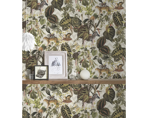 Papier peint avec motif jungle et imprimé animalier sur un mur