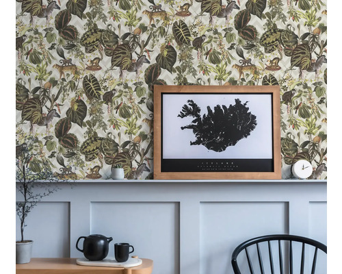 Intérieur avec papier peint jungle, affiche de l''Islande encadrée et objets décoratifs sur une étagère