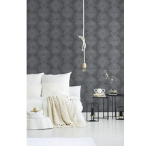 Chambre avec lit, tables de chevet et papier peint à motif circulaire