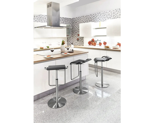 Moderne Küche mit drei Barhockern und Kücheninsel
