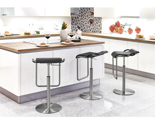 Helle Küche mit drei Barhockern aus Metall