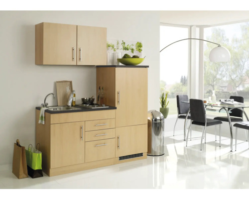 Kompakte Küchenzeile mit Spüle, Kochfeld und Stauraum in einem hellen Raum.