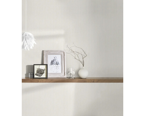 Helle Wandgestaltung mit Tapete, dekoriert mit Bildern, Vase und Lampe