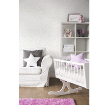 Einrichtung eines hellen Kinderzimmers mit Sofa, Regal und Wiege