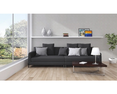 Wohnzimmer mit Sofa, Couchtisch und Dekoration