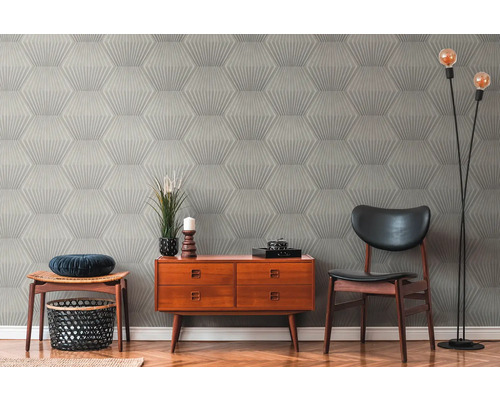 Salon avec papier peint à motifs, commode, chaise et lampadaire