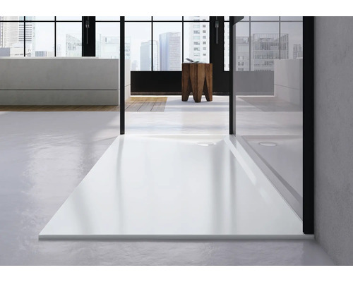 Ebenerdige Dusche mit flacher Duschwanne in modernem Badezimmer.