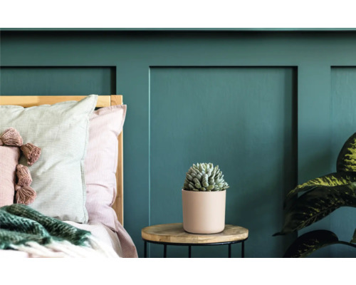 Schlafzimmer mit Bett, Wandvertäfelung, Beistelltisch mit Sukkulente
