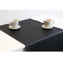 Schwarzer Tischläufer aus Leder mit zwei Kaffeetassen auf einem Tisch