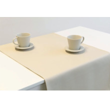 Tischdekoration mit zwei Tassen auf einer Tischdecke