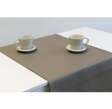 Esstischdekoration mit Tischläufer und zwei Kaffeetassen