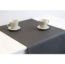 Graue Tischdecke mit zwei Tassen auf einem Tisch