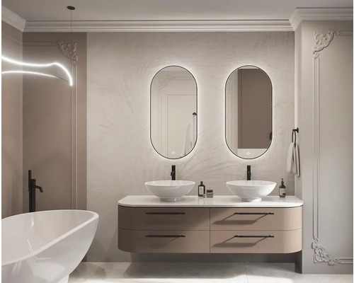 Salle de bains avec meuble-lavabo, deux miroirs, baignoire et éclairage