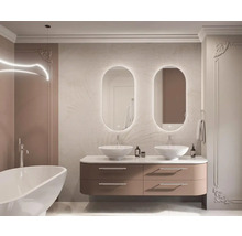 Modernes Badezimmer mit Doppelwaschtisch, beleuchteten Spiegeln und Badewanne für ein helles und organisiertes Ambiente.
