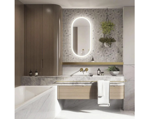 Salle de bains moderne avec lavabo, miroir avec éclairage et habillage en marbre