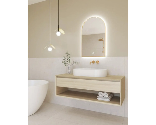 Badezimmer mit Waschtischunterschrank, Aufsatzwaschbecken, Spiegel und Pendelleuchten